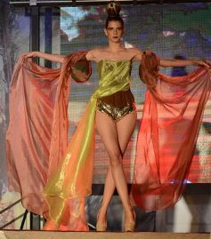 Foto de la galería: Imponente desfile con el sello de Miuki Madelaire en la explanada de la Legislatura