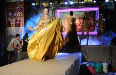 Foto de la galería: Imponente desfile con el sello de Miuki Madelaire en la explanada de la Legislatura