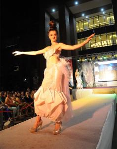 Foto de la galería: Imponente desfile con el sello de Miuki Madelaire en la explanada de la Legislatura