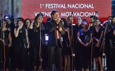 Foto de la galería: Imponente desfile con el sello de Miuki Madelaire en la explanada de la Legislatura