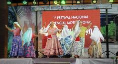 Foto de la galería: Imponente desfile con el sello de Miuki Madelaire en la explanada de la Legislatura