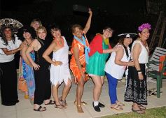 Foto de la galería: Una fiesta de disfraces donde brindaron por la vida