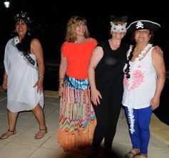 Foto de la galería: Una fiesta de disfraces donde brindaron por la vida