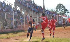 Sixto Fotografías. Deportes. Liga Posadeña A - Una victoria para los amigos de Huracán