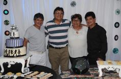 Foto de la galería: Los mellizos Villalba celebraron los 60 años con música, canto y baile hasta el amanecer