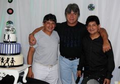 Foto de la galería: Los mellizos Villalba celebraron los 60 años con música, canto y baile hasta el amanecer