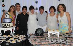 Foto de la galería: Los mellizos Villalba celebraron los 60 años con música, canto y baile hasta el amanecer