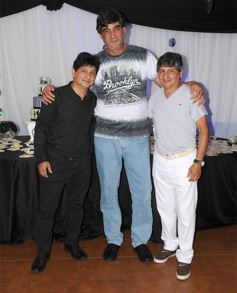 Foto de la galería: Los mellizos Villalba celebraron los 60 años con música, canto y baile hasta el amanecer