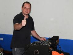 Foto de la galería: Los mellizos Villalba celebraron los 60 años con música, canto y baile hasta el amanecer