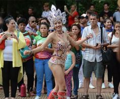 Foto de la galería: Brillo, alegría y ritmo: lanzaron los carnavales misioneros