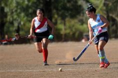 Foto de la galería: Hockey: las mamis del Capri tuvieron una victoria sobre las de Guaraní