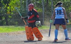 Foto de la galería: Hockey: las mamis del Capri tuvieron una victoria sobre las de Guaraní