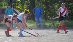 Foto de la galería: Hockey: las mamis del Capri tuvieron una victoria sobre las de Guaraní