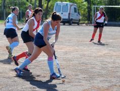 Foto de la galería: Hockey: las mamis del Capri tuvieron una victoria sobre las de Guaraní