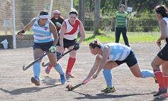 Foto de la galería: Hockey: las mamis del Capri tuvieron una victoria sobre las de Guaraní