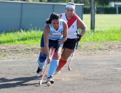 Foto de la galería: Hockey: las mamis del Capri tuvieron una victoria sobre las de Guaraní