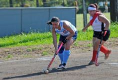 Foto de la galería: Hockey: las mamis del Capri tuvieron una victoria sobre las de Guaraní