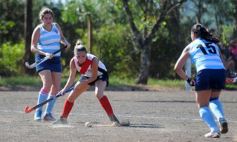 Foto de la galería: Hockey: las mamis del Capri tuvieron una victoria sobre las de Guaraní