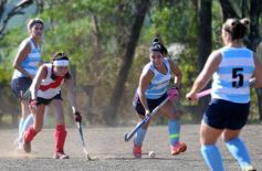 Foto de la galería: Hockey: las mamis del Capri tuvieron una victoria sobre las de Guaraní