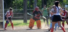 Foto de la galería: Hockey: las mamis del Capri tuvieron una victoria sobre las de Guaraní