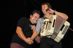 Foto de la galería: Los Alonsitos transformaron a la plaza en una fiesta chamamecera