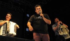 Foto de la galería: Los Alonsitos transformaron a la plaza en una fiesta chamamecera