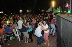 Foto de la galería: Los Alonsitos transformaron a la plaza en una fiesta chamamecera