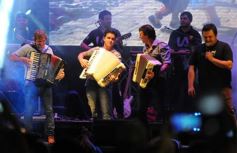 Foto de la galería: Los Alonsitos transformaron a la plaza en una fiesta chamamecera