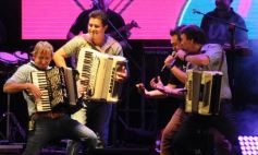 Foto de la galería: Los Alonsitos transformaron a la plaza en una fiesta chamamecera