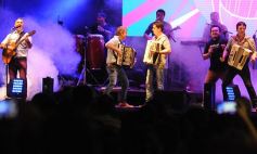 Foto de la galería: Los Alonsitos transformaron a la plaza en una fiesta chamamecera