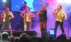 Foto de la galería: Los Alonsitos transformaron a la plaza en una fiesta chamamecera