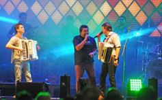 Foto de la galería: Los Alonsitos transformaron a la plaza en una fiesta chamamecera