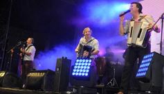 Foto de la galería: Los Alonsitos transformaron a la plaza en una fiesta chamamecera