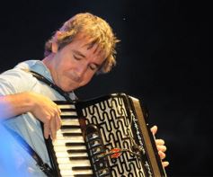 Foto de la galería: Los Alonsitos transformaron a la plaza en una fiesta chamamecera