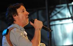 Foto de la galería: Los Alonsitos transformaron a la plaza en una fiesta chamamecera