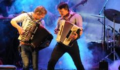 Foto de la galería: Los Alonsitos transformaron a la plaza en una fiesta chamamecera