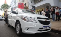 Foto de la galería: Rentas le entregó el OKM a Juliana Ayala, ganadora del sorteo de Consumidores Finales sobre los Ingresos Brutos