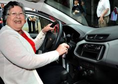 Foto de la galería: Rentas le entregó el OKM a Juliana Ayala, ganadora del sorteo de Consumidores Finales sobre los Ingresos Brutos