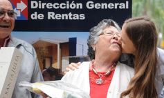 Foto de la galería: Rentas le entregó el OKM a Juliana Ayala, ganadora del sorteo de Consumidores Finales sobre los Ingresos Brutos