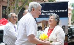 Foto de la galería: Rentas le entregó el OKM a Juliana Ayala, ganadora del sorteo de Consumidores Finales sobre los Ingresos Brutos