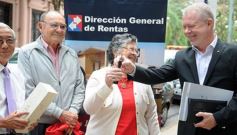 Foto de la galería: Rentas le entregó el OKM a Juliana Ayala, ganadora del sorteo de Consumidores Finales sobre los Ingresos Brutos