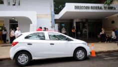 Foto de la galería: Rentas le entregó el OKM a Juliana Ayala, ganadora del sorteo de Consumidores Finales sobre los Ingresos Brutos