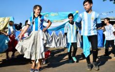 Foto de la galería: Autoridades de la EBY participaron de la celebración del 25 de Mayo con vecinos del barrio Fátima