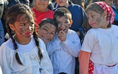 Foto de la galería: Autoridades de la EBY participaron de la celebración del 25 de Mayo con vecinos del barrio Fátima