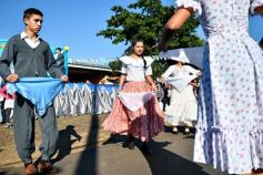 Foto de la galería: Autoridades de la EBY participaron de la celebración del 25 de Mayo con vecinos del barrio Fátima