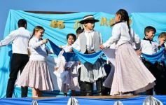 Foto de la galería: Autoridades de la EBY participaron de la celebración del 25 de Mayo con vecinos del barrio Fátima