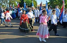 Foto de la galería: Autoridades de la EBY participaron de la celebración del 25 de Mayo con vecinos del barrio Fátima
