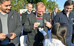 Foto de la galería: Autoridades de la EBY participaron de la celebración del 25 de Mayo con vecinos del barrio Fátima