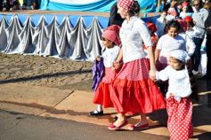 Foto de la galería: Autoridades de la EBY participaron de la celebración del 25 de Mayo con vecinos del barrio Fátima
