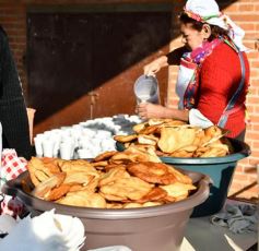 Foto de la galería: Autoridades de la EBY participaron de la celebración del 25 de Mayo con vecinos del barrio Fátima